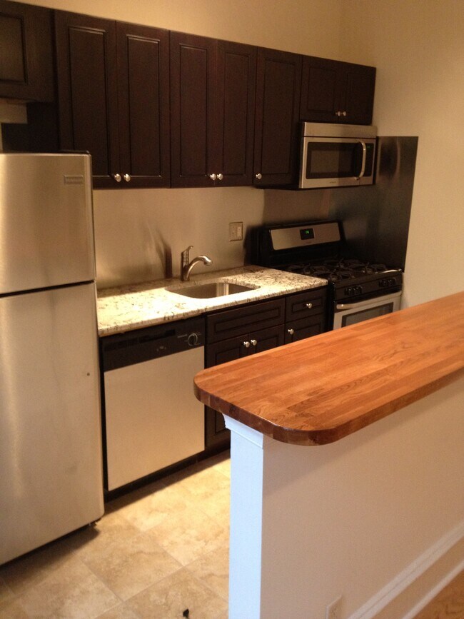 Building Photo - 1020 Pine St