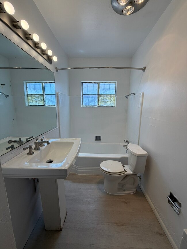 Building Photo - 1510 Amherst Dr SE
