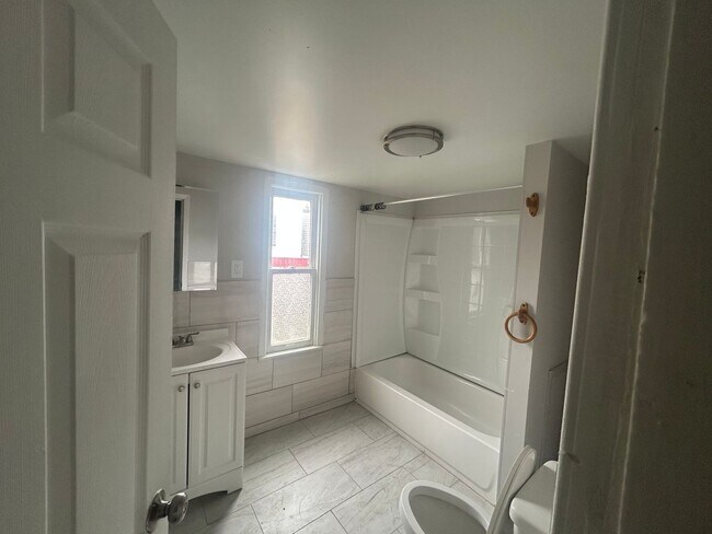 Building Photo - Nice 2Br house with or without voucher