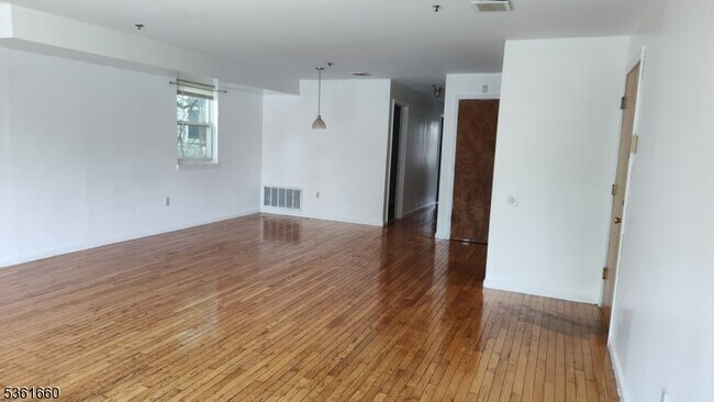 Building Photo - 540 15th Ave