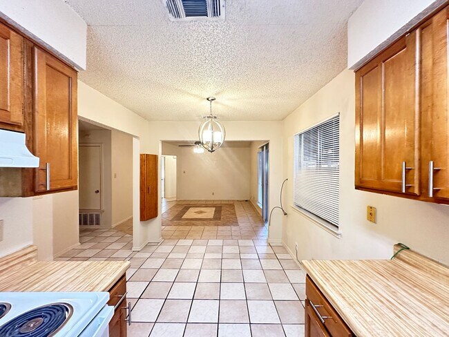 Building Photo - Charming 2-bedroom 1 bath 1 car garage loc...
