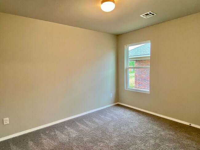 Building Photo - Wonderful 3 bed 2 bath in SW OKC