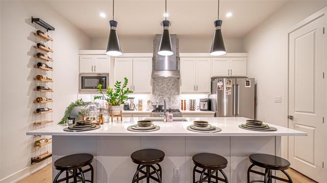 Building Photo - 694 W Main St