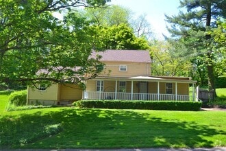 Building Photo - 327 W Neck Rd