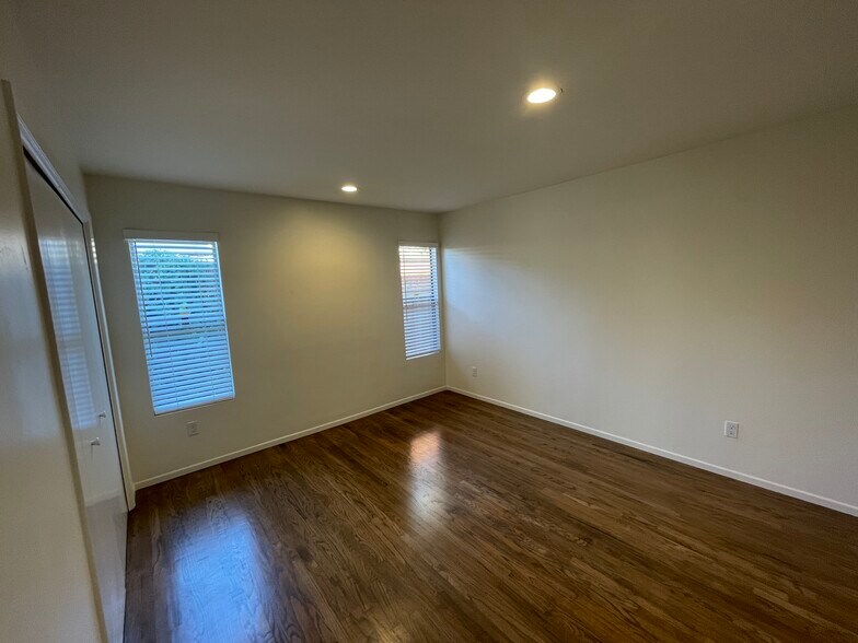 Building Photo - 855 Cornish Dr