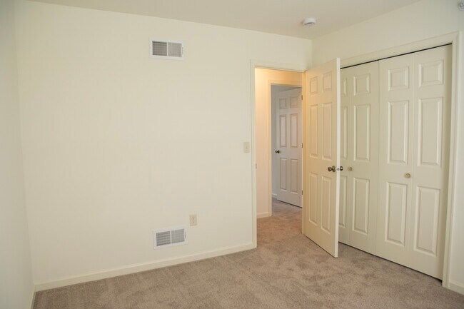 Building Photo - 320 Meadow View Dr