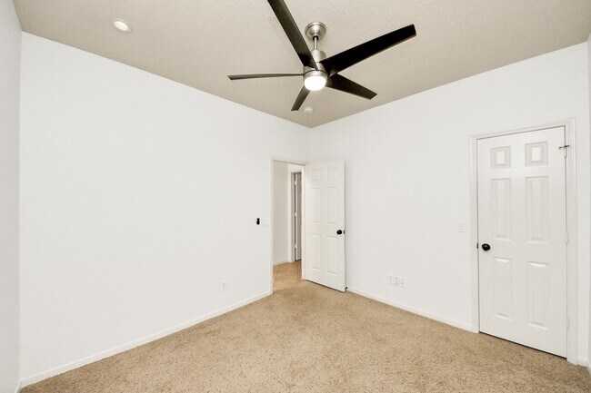 Building Photo - 42 S Lace Arbor Dr
