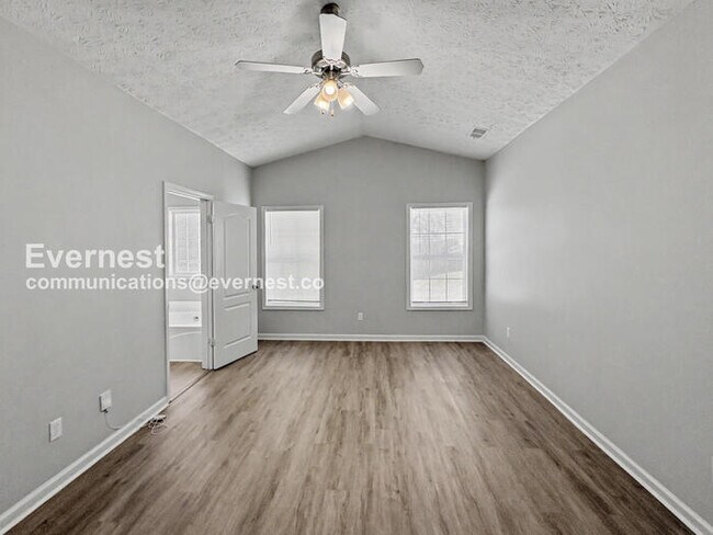 Building Photo - 4 Bed, 2 Bath Home with Garage / Pet-Friendly / Available Now!