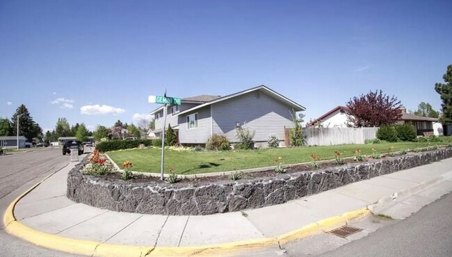 Building Photo - Hard to find LARGE 5+ bed, 2.5 bath home i...