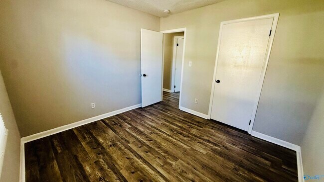 Building Photo - 2432 Yorkshire Dr SW