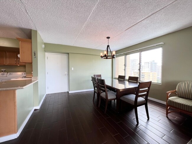 Building Photo - 2BD/2BA/2PKG. Furnished, Waikiki, Views, Breeze