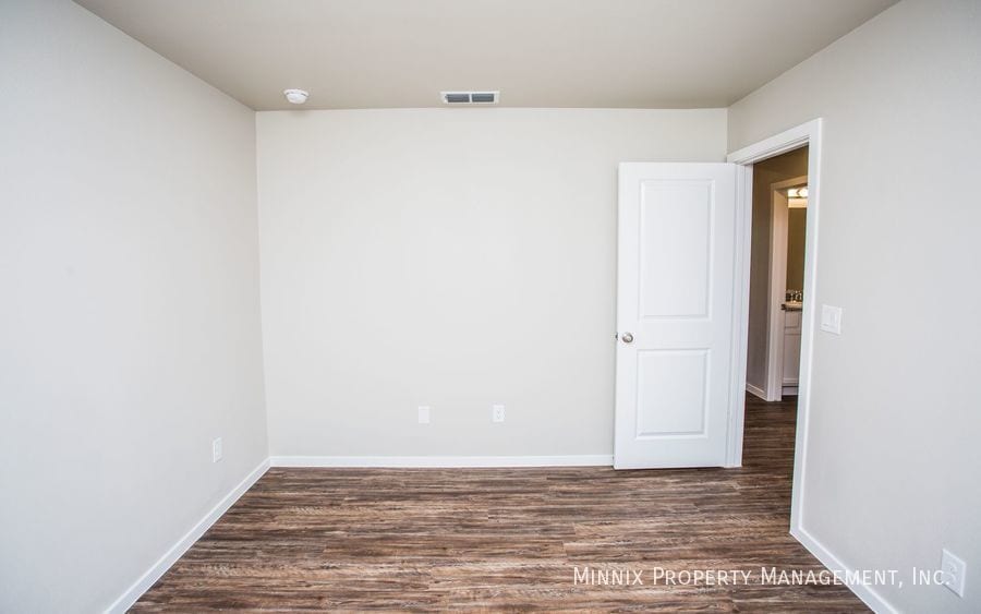 Building Photo - 2008 Kenwood Ave