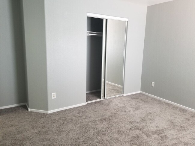 Building Photo - North Las Vegas Upgraded 4 Bedroom!
