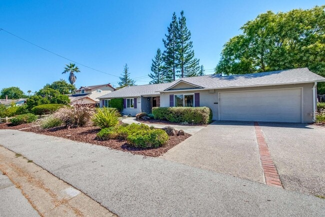 Building Photo - Beautiful 4 bedroom, 3 bath in desirable C...