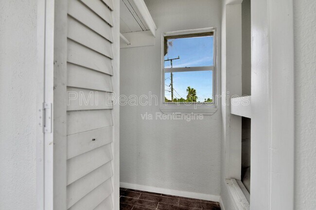 Building Photo - 825 Truman St