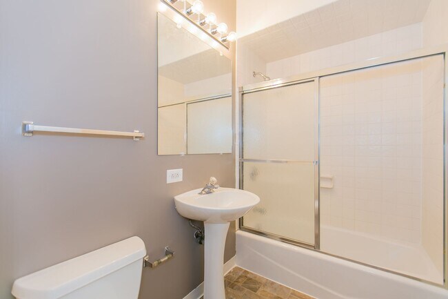 Building Photo - 2342 N Clark St