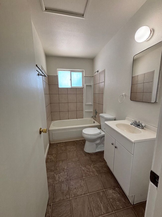 Building Photo - Spacious 3BD/2BA Home with Great Features!