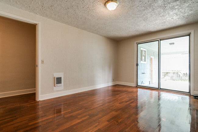 Building Photo - 3-Bedroom, 1-Bath duplex In Eugene South H...