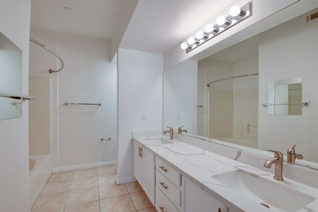 Building Photo - Beautiful 2BR / 2BA Renovated / Modern Con...