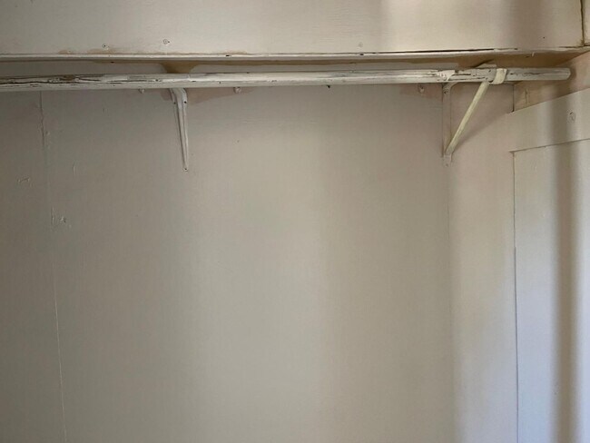 Building Photo - 226 6th Jpv St
