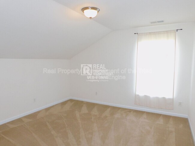 Building Photo - 1017 Hawick Dr