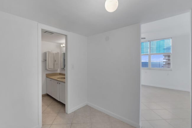 Building Photo - 750 N Ocean Blvd