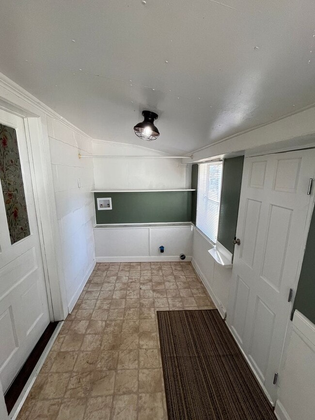 Building Photo - Cozy 2-Bedroom, 1-Bathroom Home