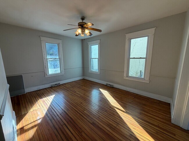Building Photo - Charming 4bdrm/1.5bth Home Located in Richmond's North Highland Park w/Balcony!!