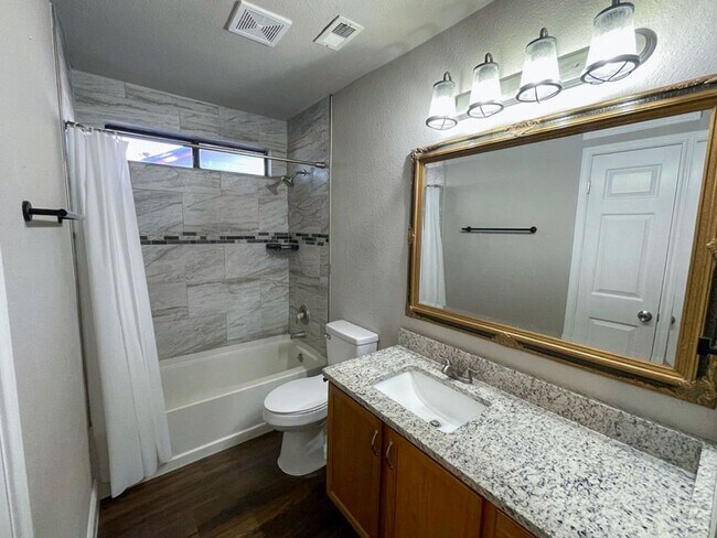 Building Photo - Charming Single-Story, 3Bed/2Bath Gem Minutes from Southtown