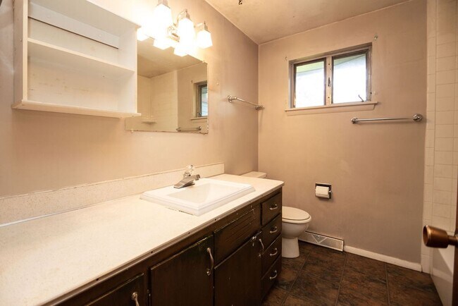 Building Photo - Charming 4 Bedroom, 1.75 Bath Brick Ranch Near Old Town!