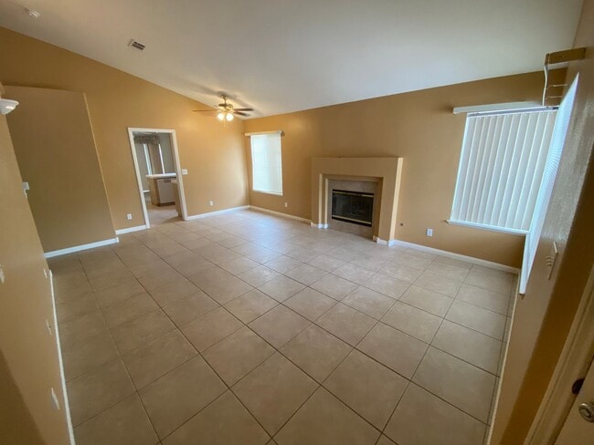 Building Photo - 2 bed/ 2 bath home located in Peccole Ranch
