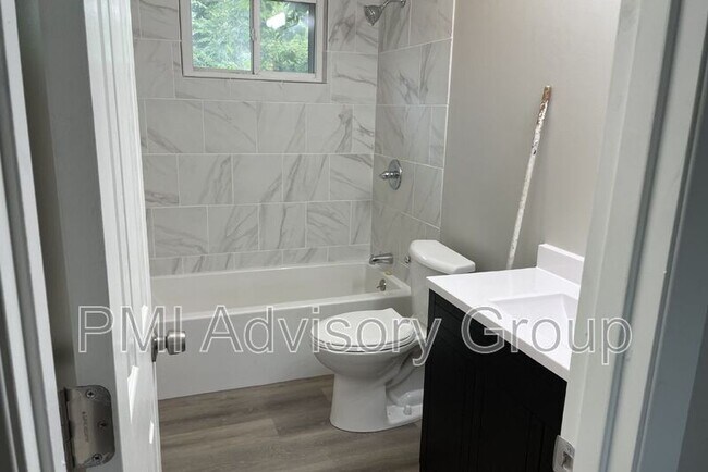 Building Photo - 602 SE 37th St