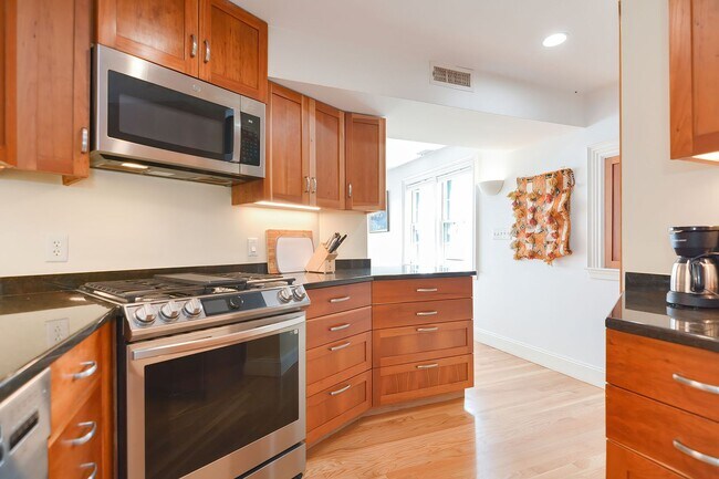 Building Photo - 37 Rocky Neck Ave