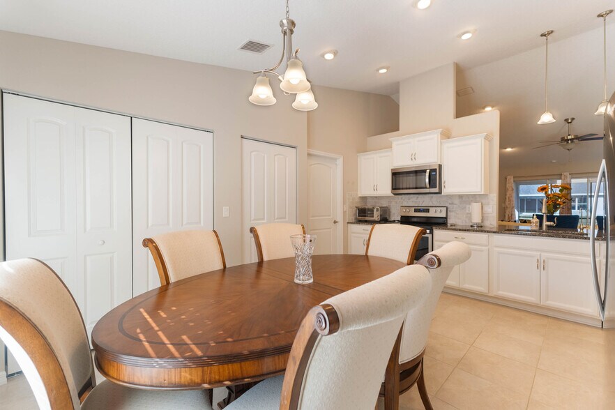 Building Photo - 15 Raeland Ln