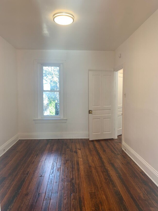 Building Photo - Coming Soon! 3 Bedroom 1 Bath 2nd/3rd Floo...