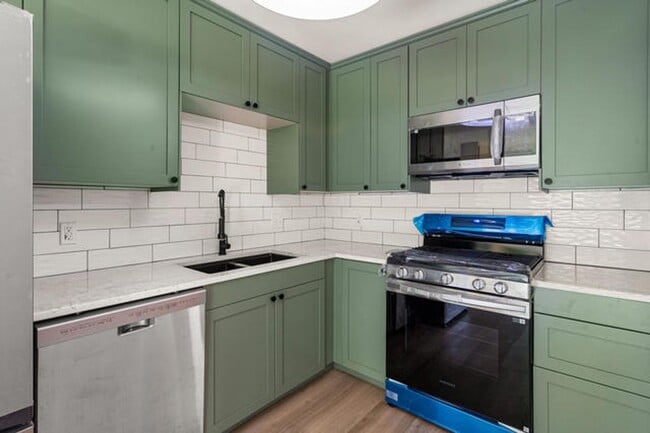 Building Photo - Fully remodeled 3 Bedroom - Available Now