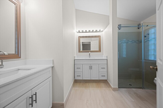 Building Photo - 12781 Meadowbreeze Dr