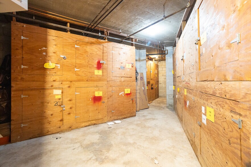 Building Photo - 4401 Moorpark Way