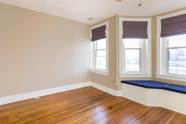 Building Photo - Fully Renovated 3 BR/1.5 BA Apartment in C...