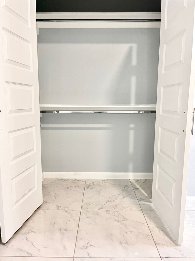 Building Photo - 1000 N Abbey Ave