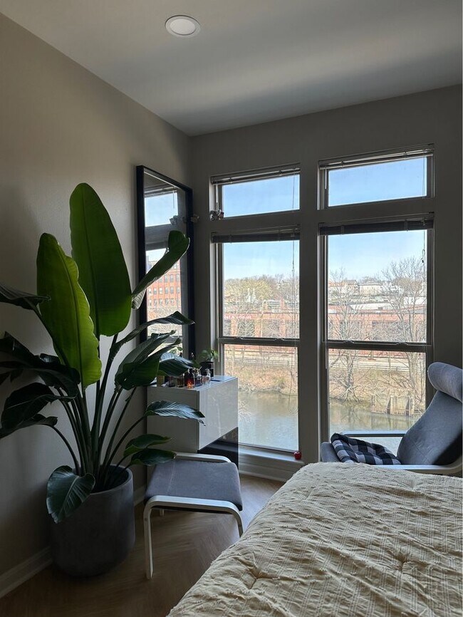 Building Photo - 903 Providence Pl