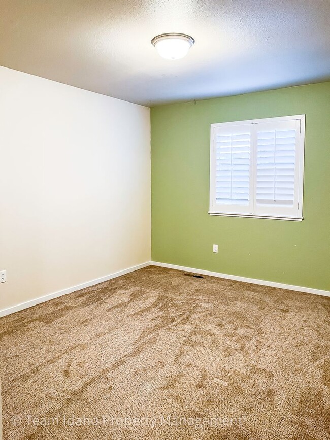 Building Photo - Check out this "Like New" home with great ...