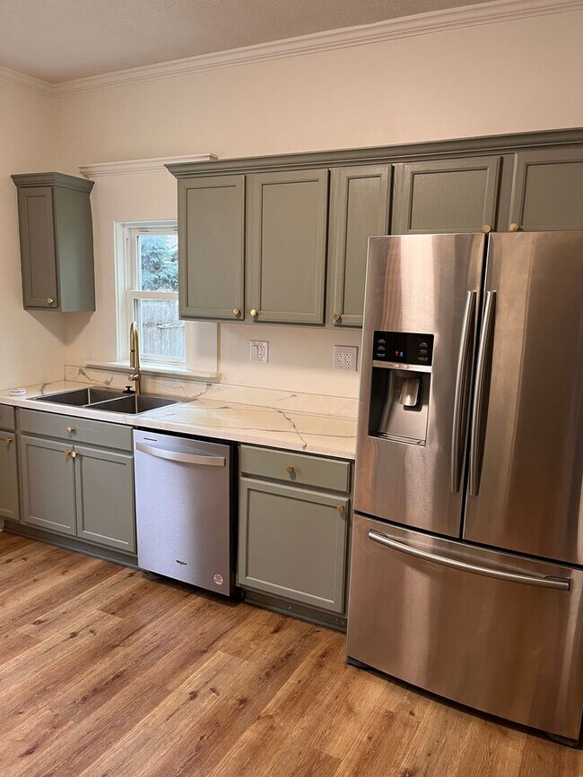 Building Photo - Discover the perfect blend of comfort, con...