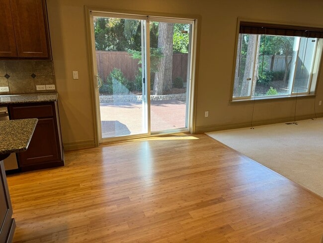 Building Photo - 4Bd/2.5Ba Bellevue Home