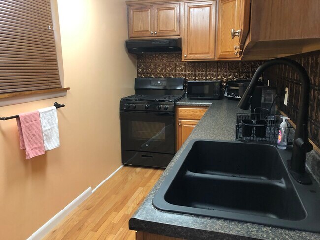 Building Photo - 618 Tingley Ave