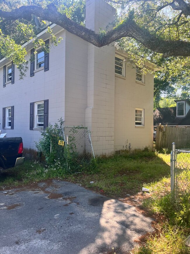 Building Photo - Charming Single Family Home