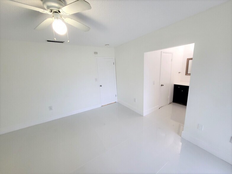Building Photo - 17160 SW 94th Ave