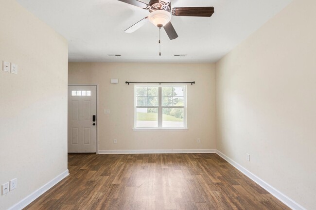 Building Photo - 2 Bedroom, 2.5 Bath End Unit Townhouse loc...