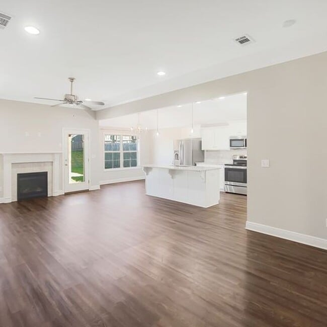Building Photo - Beautiful 3 Bed 2 Bath Available in July!