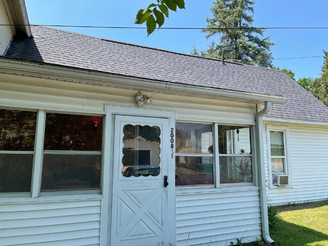 Building Photo - 2 Bedroom, 1 Bathroom with Laundry & Off Street Parking - Available August 1st!